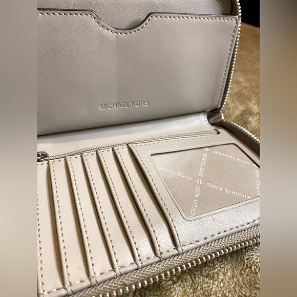 Micheal Kors Wallet - Picture 5 of 5